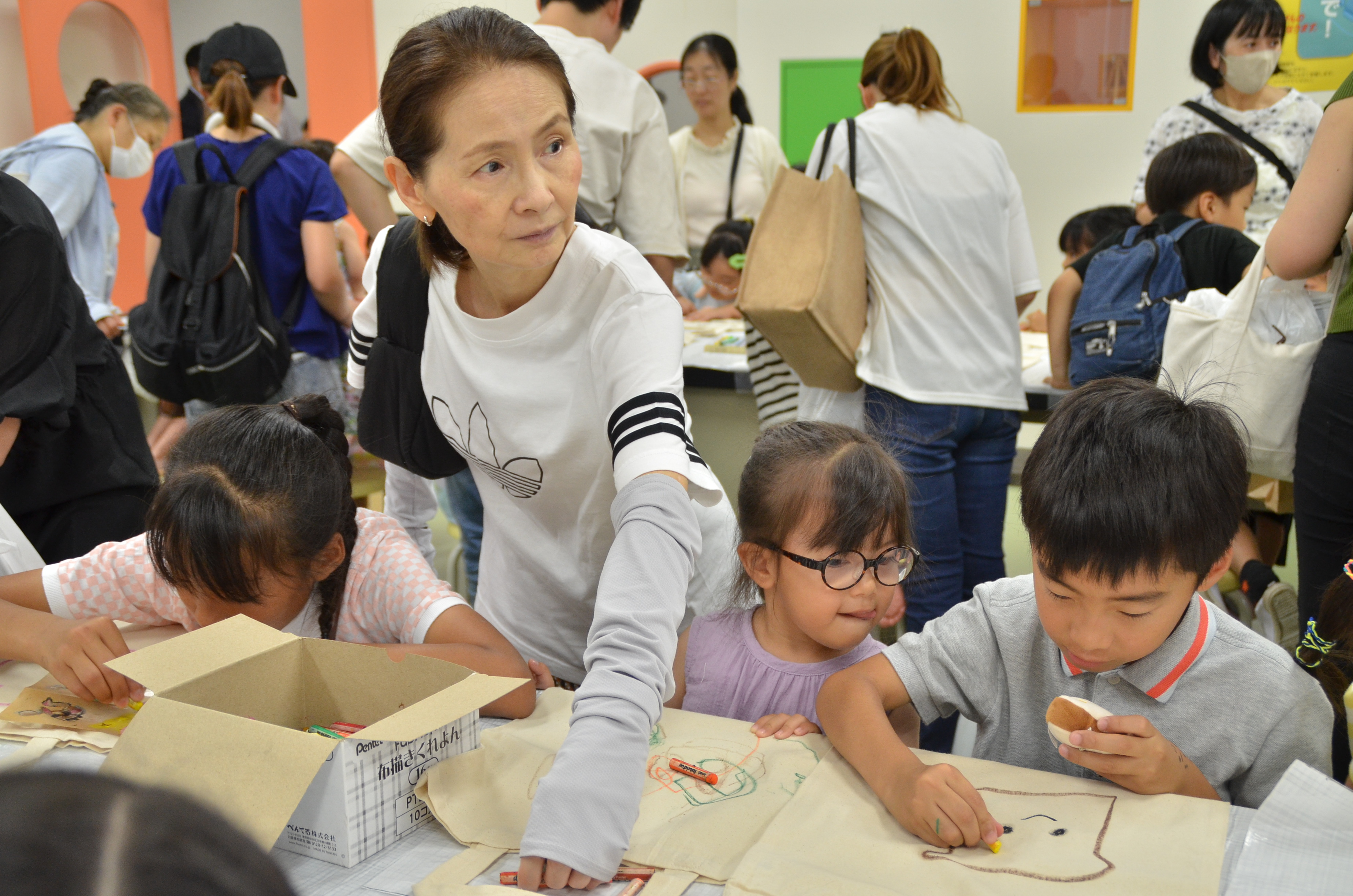 来場者がエコバッグに絵を描いている画像