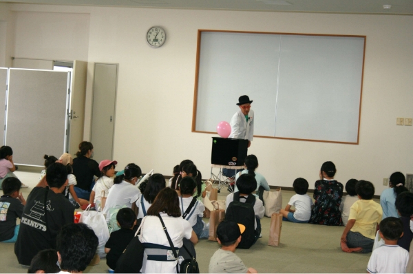 ソッポさんが風船を取り出したところ