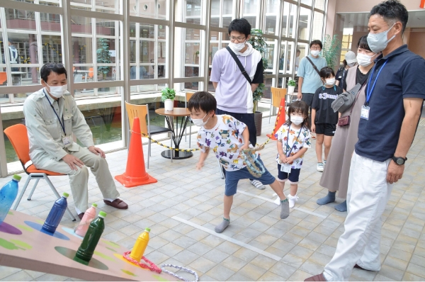 輪投げをする子供
