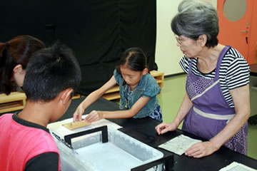 令和２８年度夏休み子ども３Rワークショップ シュレッダーダストで紙すき作り 画像3枚目